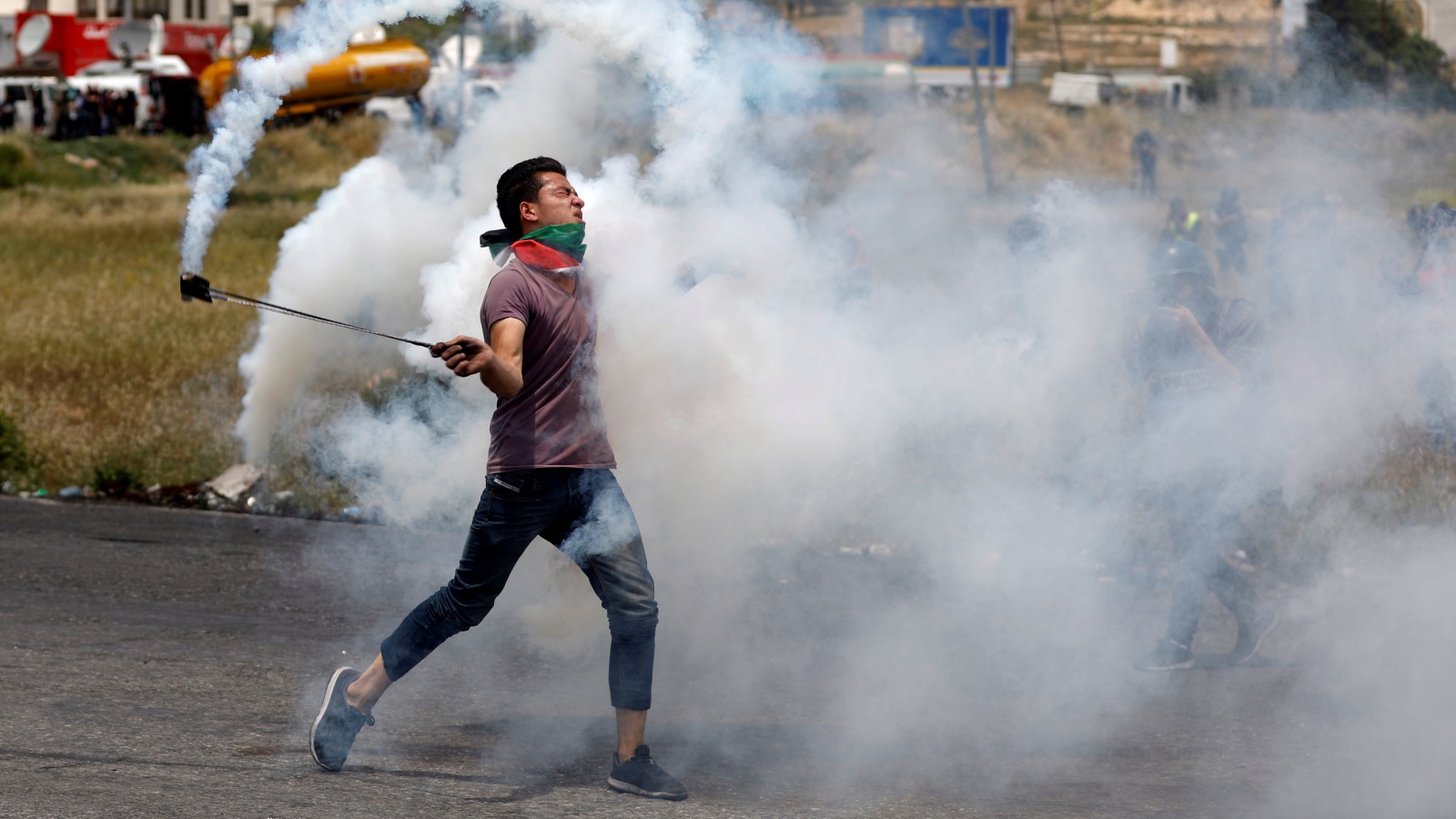 لا عليكم يا شعب فلسطين حامي ديار المسجد الأقصى من الصهاينة والمُتَخاذِلين، فأنتم ما تقومون به على أرض المَحْشَر والمَنْشَر، نصرة ورفعة لأمة الإسلام مهما تَخاذَل أذْنابها من الجُبناء المنافقين